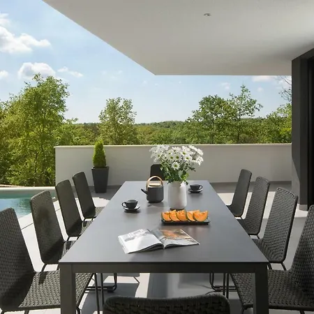 Modern 55 With Pool And