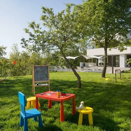 Modern 55 With Pool And Villa Pazin