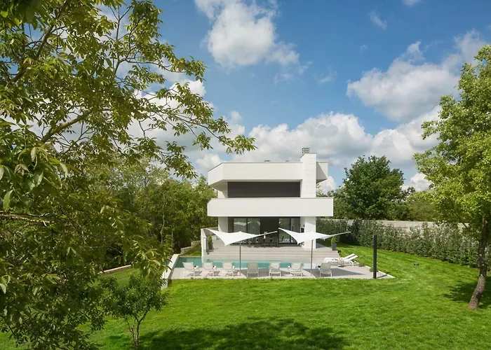 Modern 55 With Pool And 파진